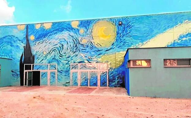 Una firma de San Javier replica a Van Gogh en un mural de casi 300 metros en Viena