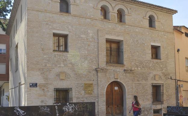 El edificio de Cayitas de Alcantarilla blinda su entorno para asegurar la protección