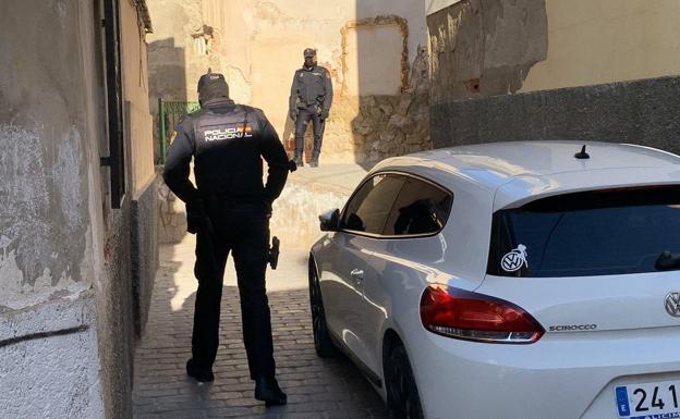 Dos detenidos por ofrecer transporte a Francia a inmigrantes en patera a quienes abandonaban en Murcia