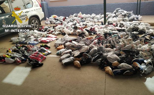 Incautan en Águilas cerca de un millar de prendas de ropa falsificadas