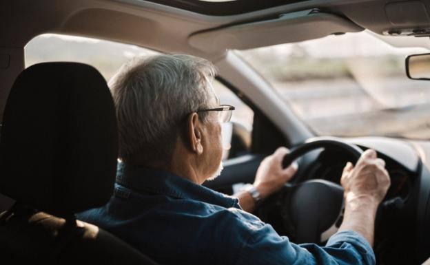 Revisan los requisitos para renovar el carnet de los conductores de la tercera edad