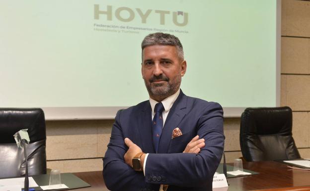 El presidente de la patronal hostelera de la Región pide el confinamiento de los no vacunados y Vox lo acusa de «títere del sanchismo»