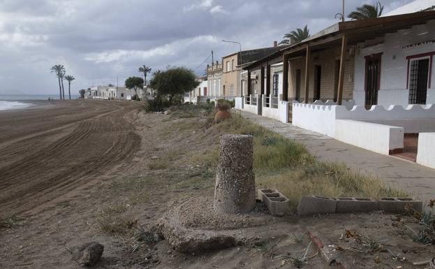 El nuevo deslinde de Costas en la playa de Nares, en Mazarrón, amenaza a una treintena de casas
