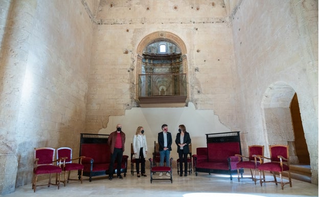 La iglesia de Santa María de Lorca incorpora sus primeros muebles