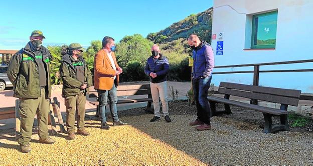 Bancos con cepillos de dientes en Calblanque