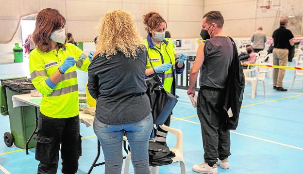 Los sanitarios empezarán a recibir la dosis de refuerzo esta semana