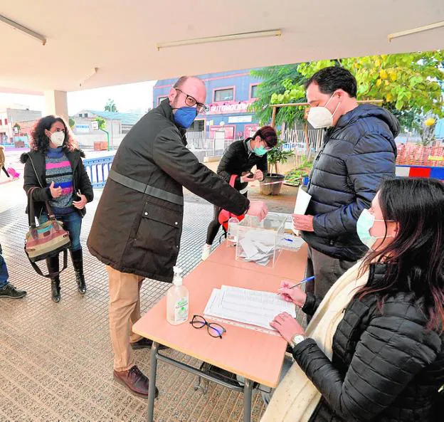 Parents voting at the Reino de Murcia school. 