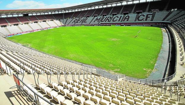 El Murcia espera que la resiembra en el estadio mejore el rendimiento de la plantilla