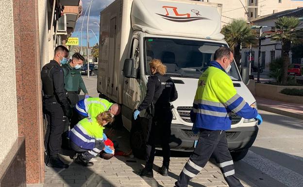 Herido un repartidor en Cieza al ser golpeado con una porra eléctrica por el dueño de una tienda