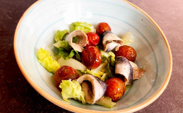 Ensalada de sardinas y tomates tigre salteados