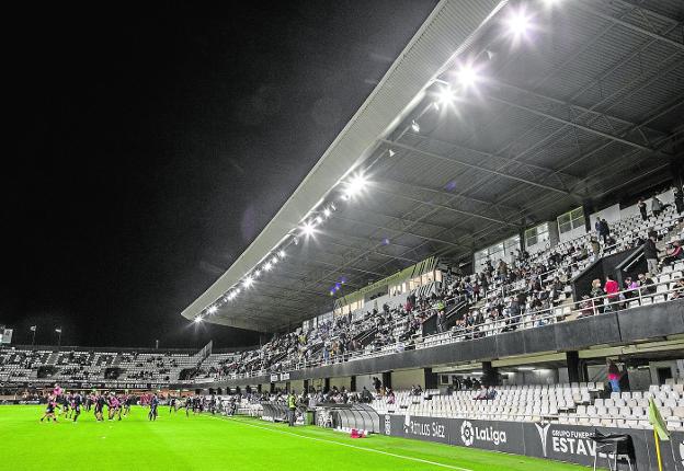 Una inversión de 1,1 millones doblará la potencia lumínica en el Cartagonova