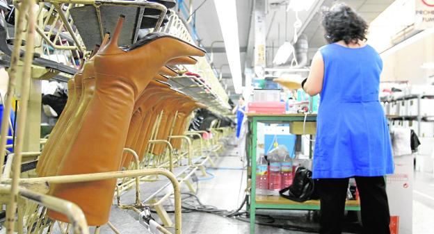 Las fábricas de calzado lideran este año la reactivación industrial de la Región