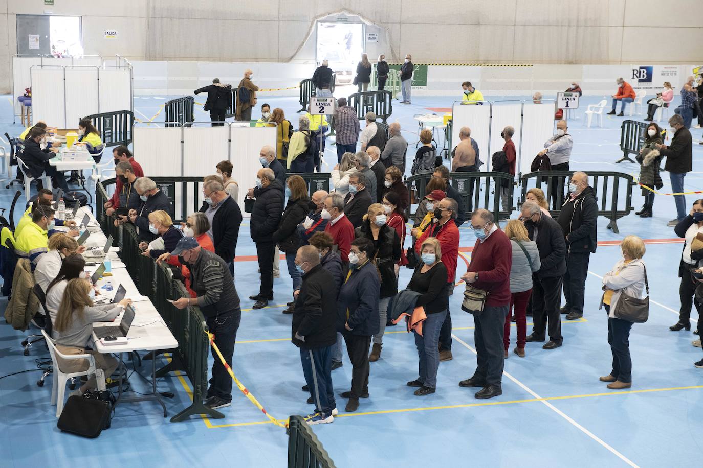 Los cartageneros reciben la tercera dosis de la vacuna