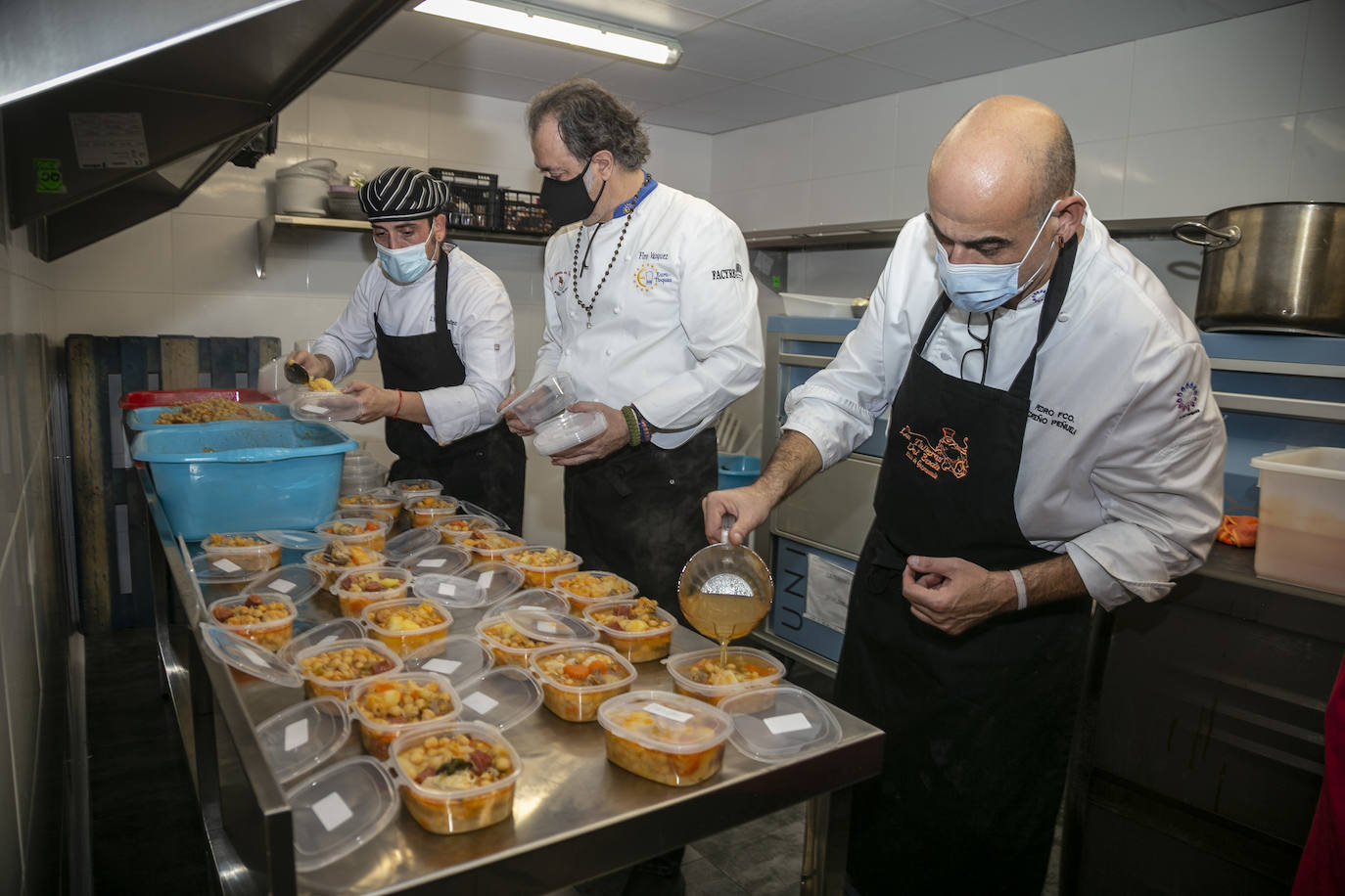 Cocido para la mesa de Cáritas