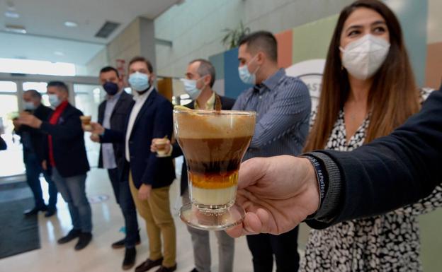 La Región sustituye el café asiático por el barraquito canario en apoyo a la hostelería de La Palma