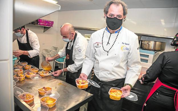 Cocido para la mesa de Cáritas