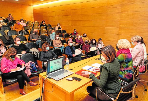 Una comisión vigilará el aumento de adicciones al alcohol y a internet en Cartagena