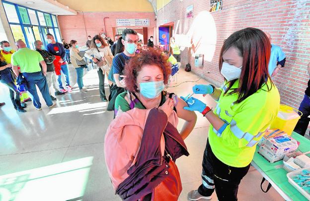 A woman receives the third dose of the vaccine yesterday, at the Palacio de los Deportes in Murcia. 