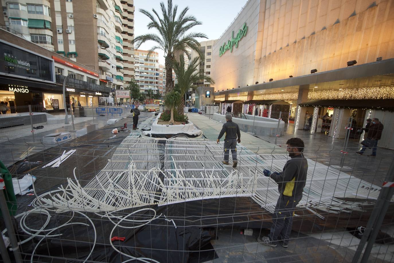 Una pista de hielo en la Avenida de la Libertad de Murcia