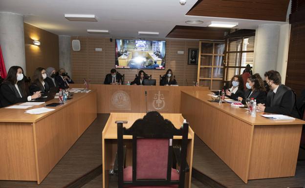 Alumnos de Derecho de la UMU estrenan un aula que les permite practicar como en un juicio real