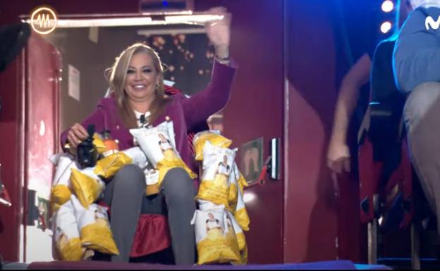 Belén Esteban entra al plató de 'La Resistencia' rodeada de sus patatas y gazpacho de la Región de Murcia