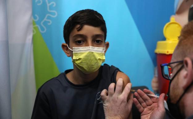 A child receives the Covid vaccine in Israel, where its administration is already allowed in minors between 5 and 11 years old. 