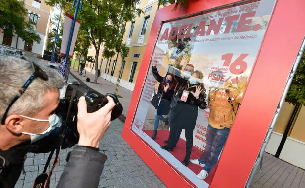 'Photocall' para los viejos y nuevos rostros del PSOE en un patio cargado de reminiscencias