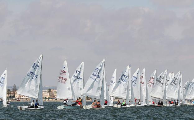 Los almerienses Fresneda lideran el Trofeo Armada de Snipe