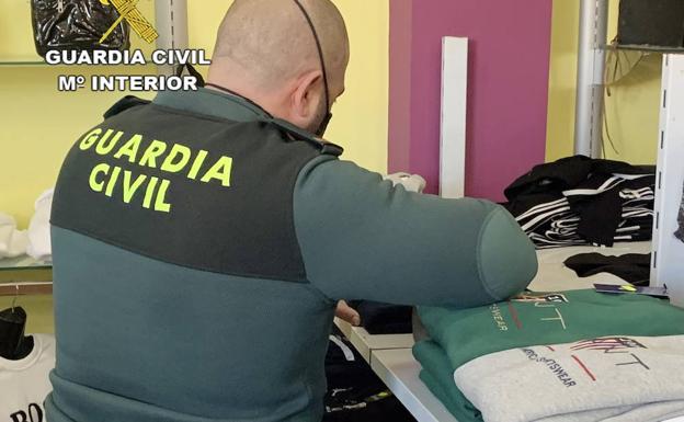 Incautan cerca de 200 productos falsificados a la venta en un comercio de segunda mano de Bullas
