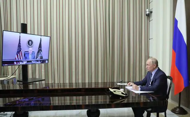 Russian President Vladimir Putin during the meeting he held yesterday by videoconference with his American counterpart, Joe Biden. 
