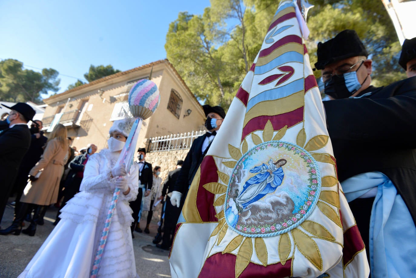 Bajada de la Virgen del Castillo en Yecla entre pólvora y repiques de campanas