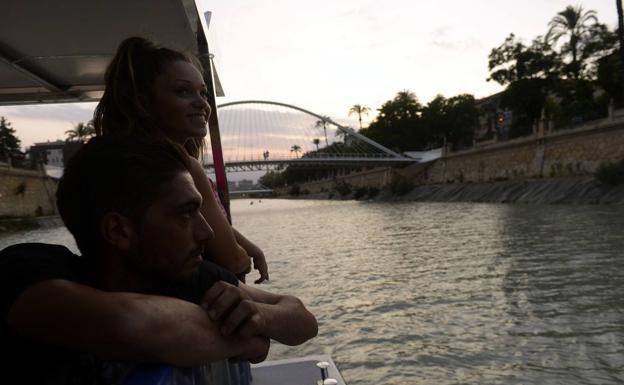 Las Noches del Malecón y DOP Jumilla ofrecen catas en la barca solar del Segura