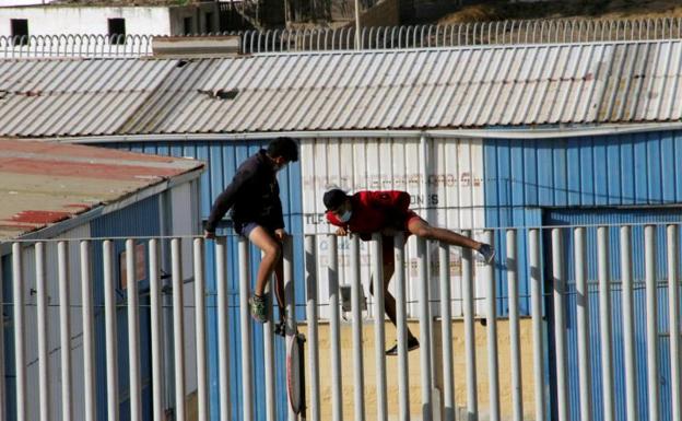 Denuncian la expulsión de dos menores cuya repatriación suspendió un juzgado de Ceuta