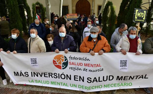 La Federación de Salud Mental vuelve a pedir más inversión frente al Palacio de San Esteban