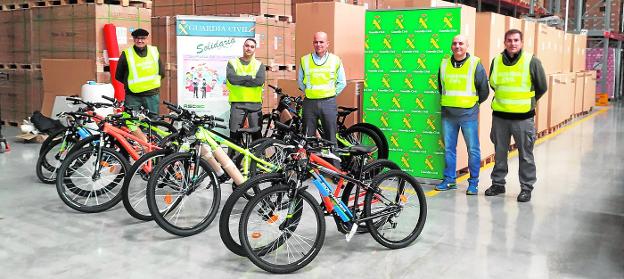 La Guardia Civil recoge 15.000 regalos para los niños afectados por el volcán