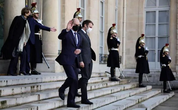 Olaf Scholz and Emmanuel Macron after their meeting this Friday at the Elysee Palace.