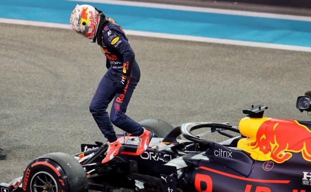 Max Verstappen celebrates his pole position in Abu Dhabi, the final battle of the year. 