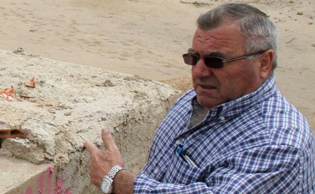 Los vecinos de Torreciega denuncian una alta tasa de cáncer en el barrio y urgen a sacar los residuos