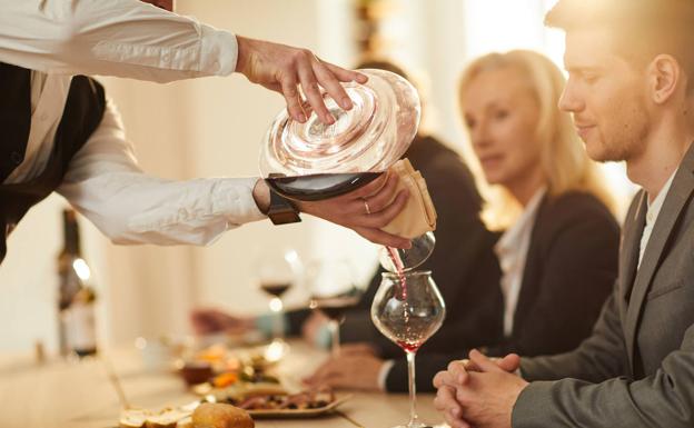 Qué te pueden cobrar y qué no en un restaurante