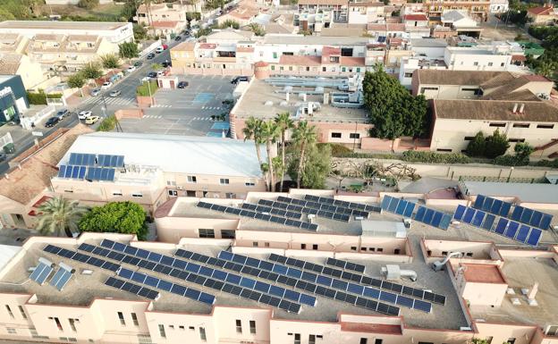 La fundación Jesús Abandonado culmina la instalación de 72 nuevas placas solares en el Centro de Acogida de Santa Catalina