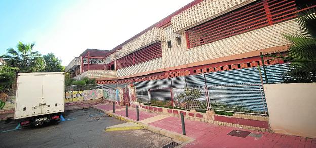 Image of the current state of the old La Fama nursery, in whose perimeter metal plates have been placed to reinforce the fencing and prevent new entrances by squatters and drug addicts. 