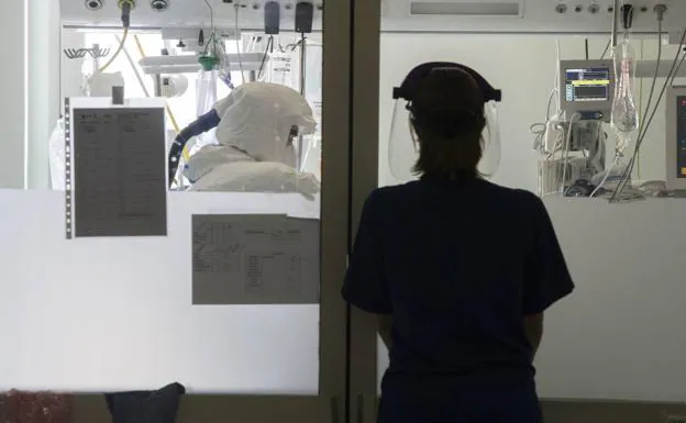 Health workers from the Santa Lucía de Cartagena hospital working in an ICU: