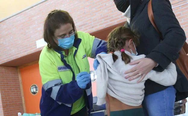 A health worker vaccinates a girl, this Wednesday, at the Palacio de los Deportes in Murcia.