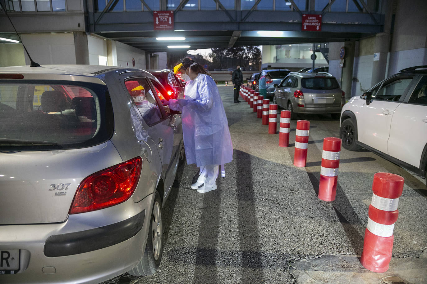 Colas para las pruebas PCR en Cartagena