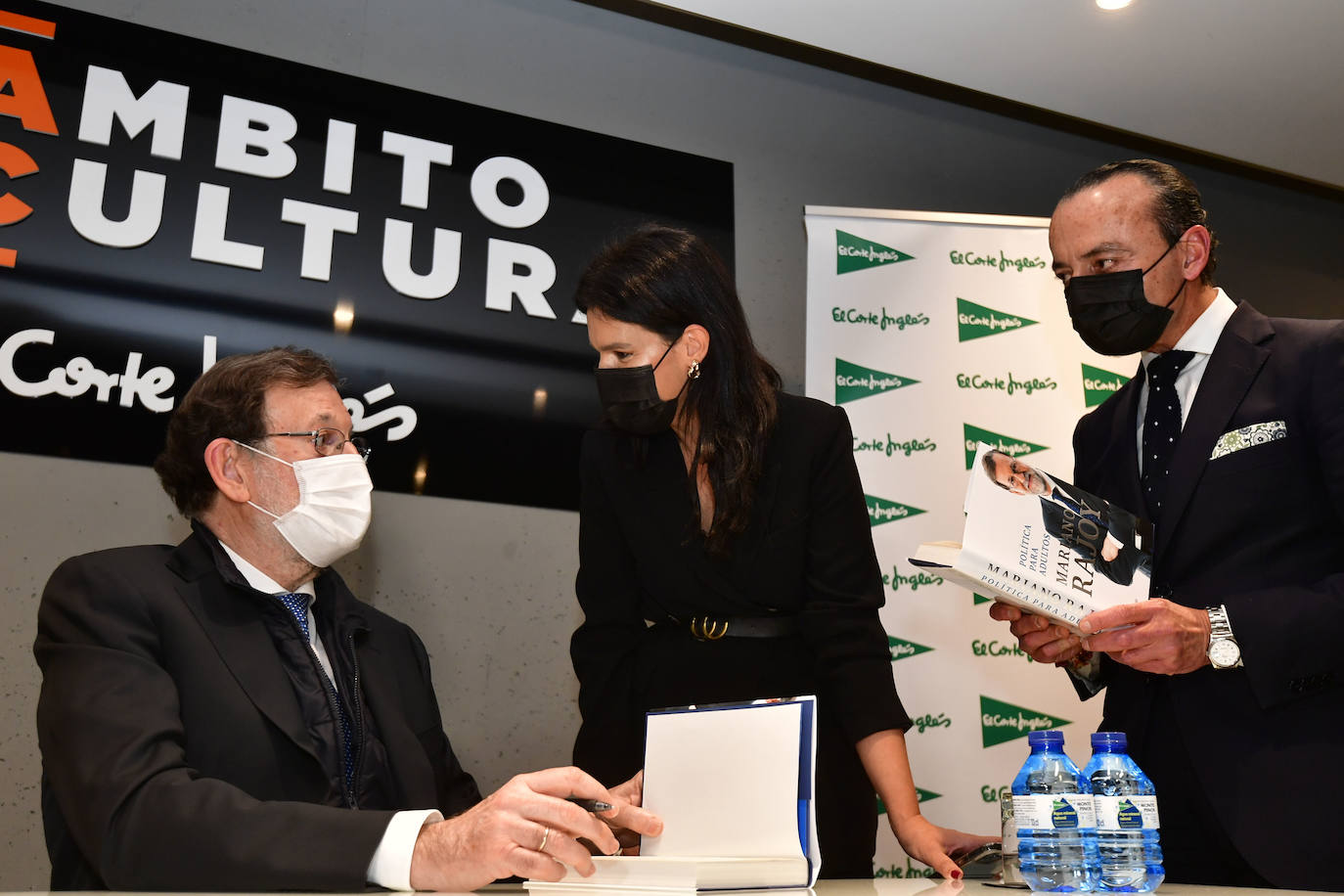 Mariano Rajoy firma 'Política para adultos' en Murcia