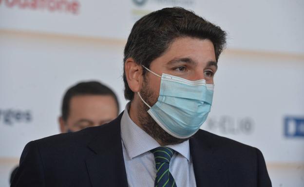 López Miras afirma que su defensa de la vacunación es igual de «contundente» para todos los murcianos, «sin excepción»