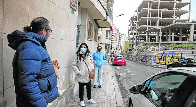 Quejas vecinales por los okupas en los bloques de la Muralla de Tierra de Cartagena
