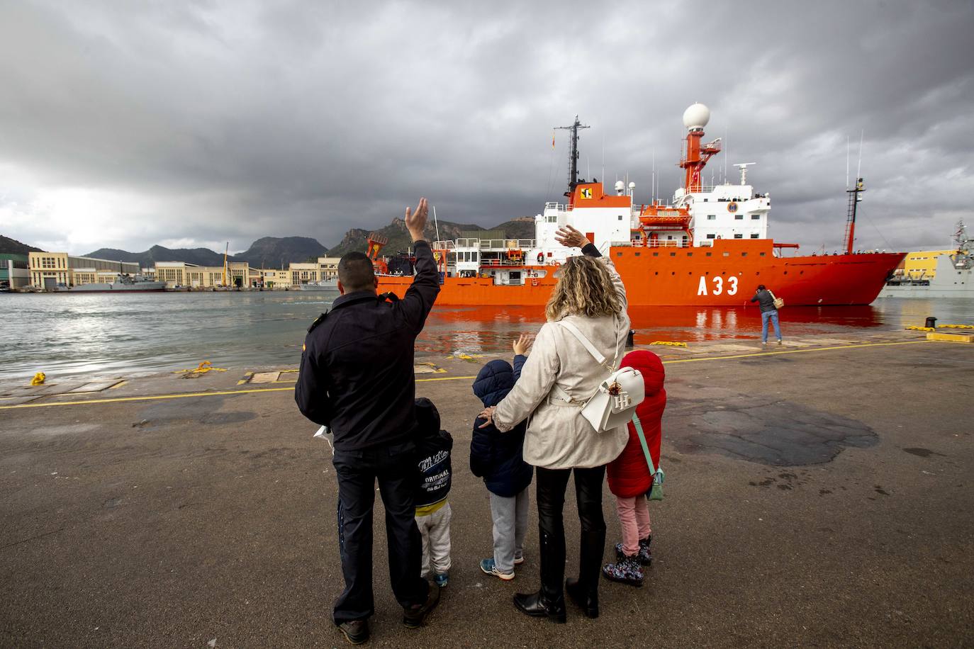 El 'Hespérides' zarpa desde el arsenal de Cartagena hacia la Antártida en 'modo burbuja'