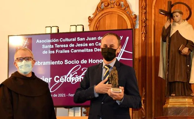 Javier Celdrán recibe el nombramiento de socio de honor de la asociación de San Juan de la Cruz y Santa Teresa de Jesús en Caravaca