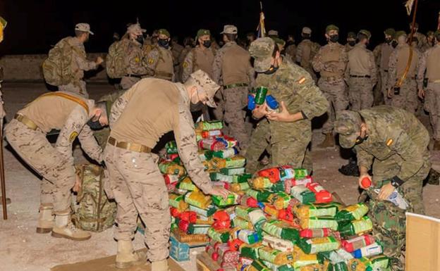 Los 'boinas verdes' de la Armada llevan hasta Caravaca cinco mil kilos de alimentos para Cáritas